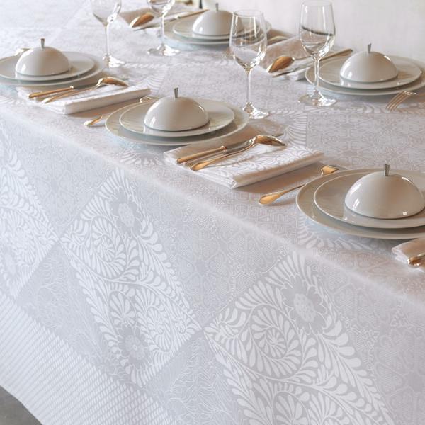 Le Jacquard Francais Bosphore table linen